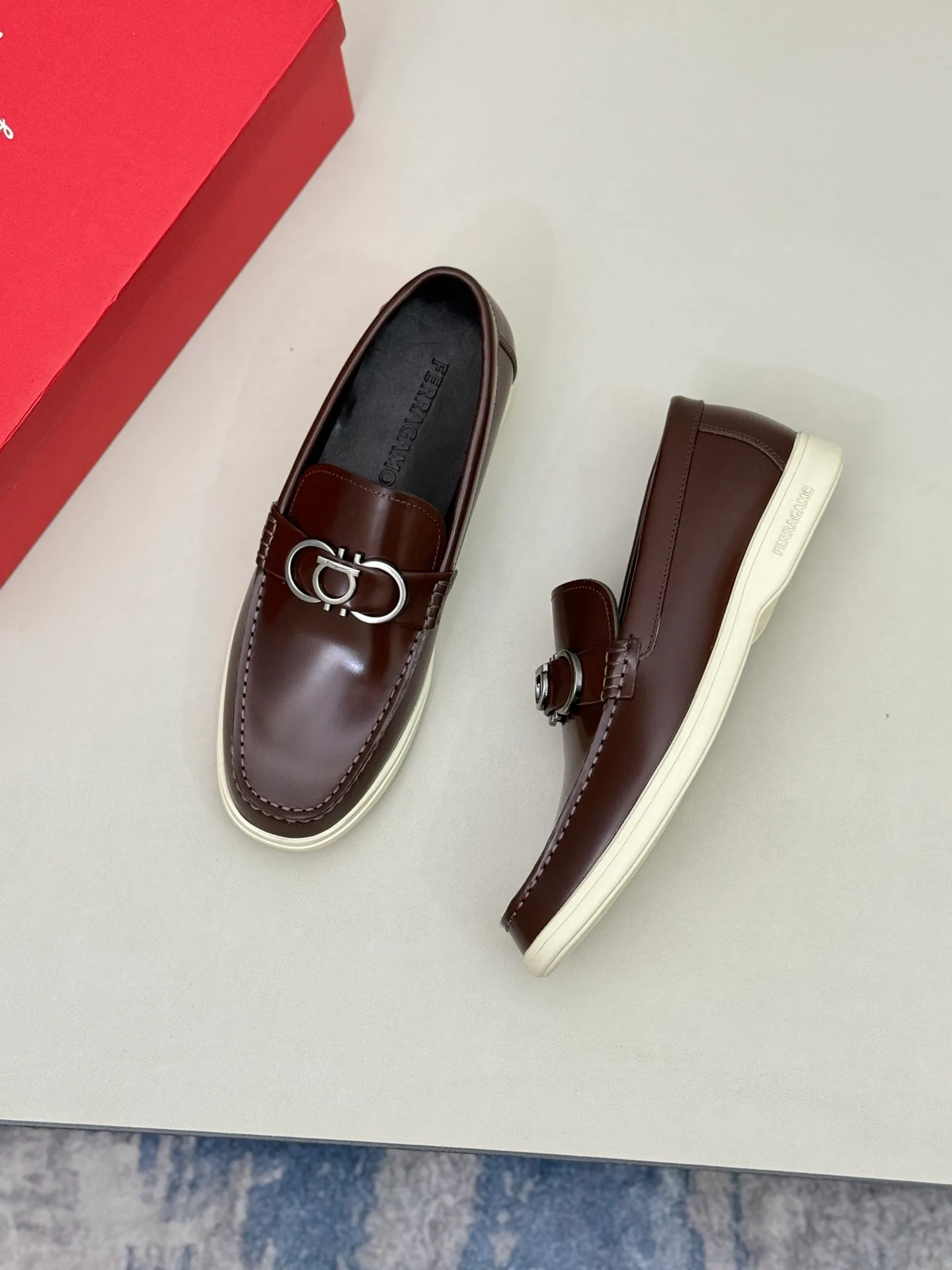 [Ferragamo] P: 580💰 Number of yards: 38~44 (45 orders are non-returnable) Ferragam's new men's driving shoes, the fabric is made of imported cowhide, with visible texture, heavy industrial stitching, dyed calfskin inside, standard logo cowhide feet, big-name experience, soft and comfortable on the feet, a men's favorite, special non-slip and wear-resistant rubber soles, easy to handle various occasions, with original box packaging!